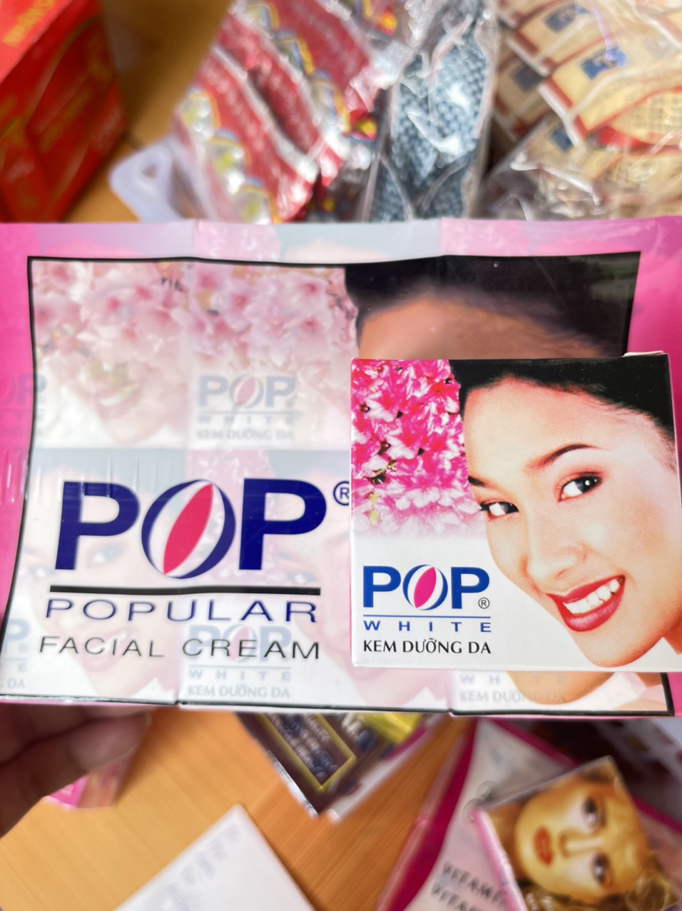 Lố kem pop dưỡng trắng da trộn 12 hộp