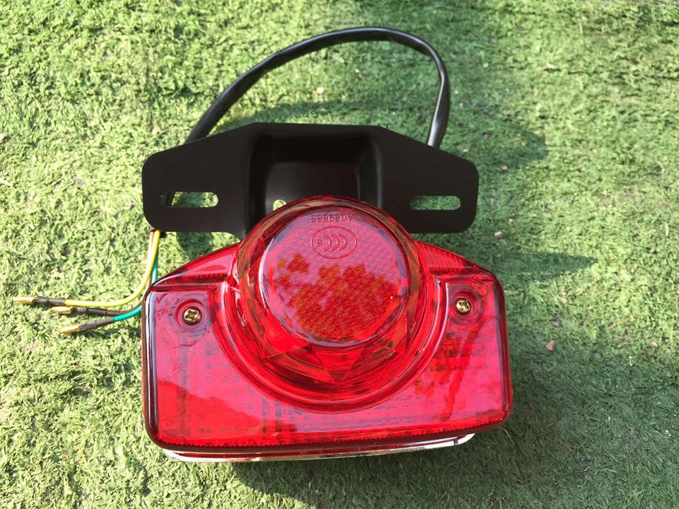 trọn bộ: đế chụp và cóc bắt bản số xe 67-Cd-81-86 70cc-mã 02