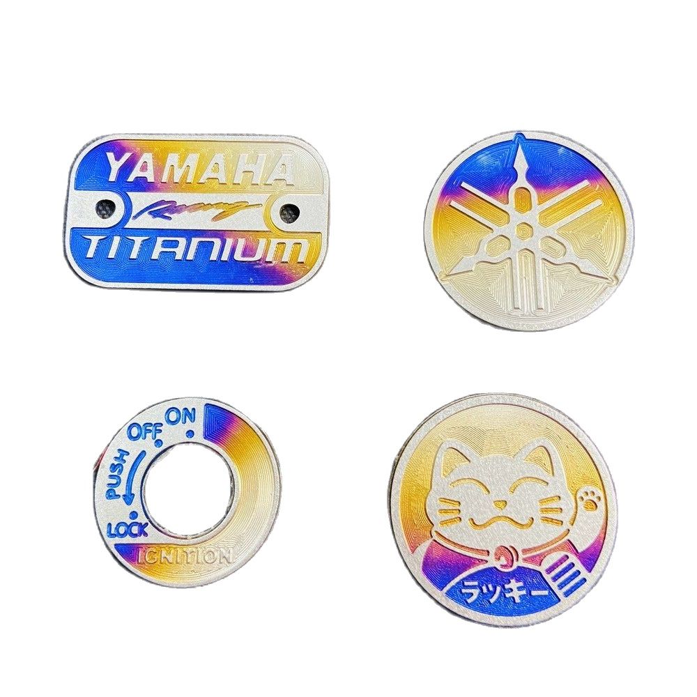Bộ tem titan trang trí xe Sirius gồm nắp dầu, logo Yamaha, mèo thần tài, tem ổ khóa