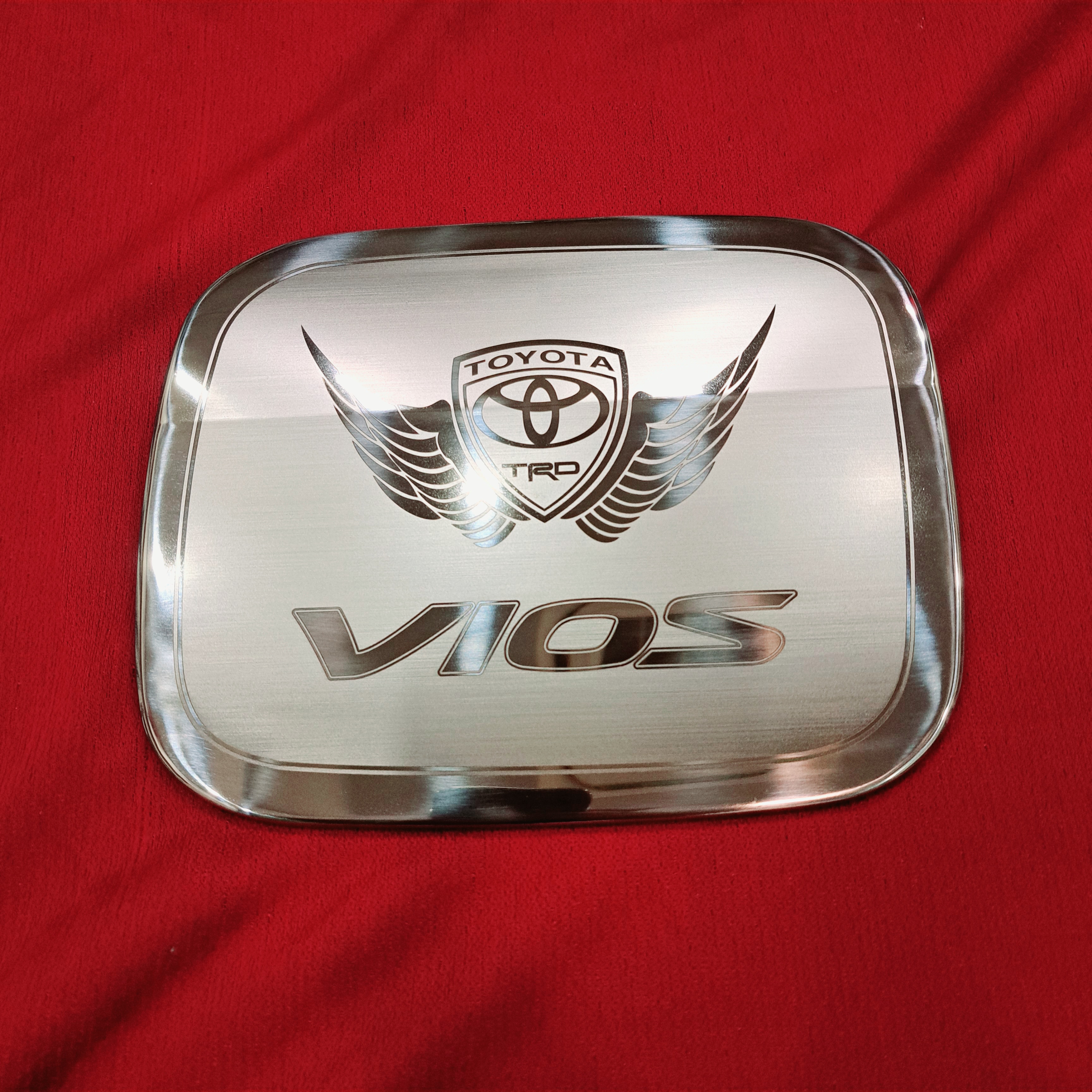 Ốp inox nắp bình xăng toyota vios 2007-2012