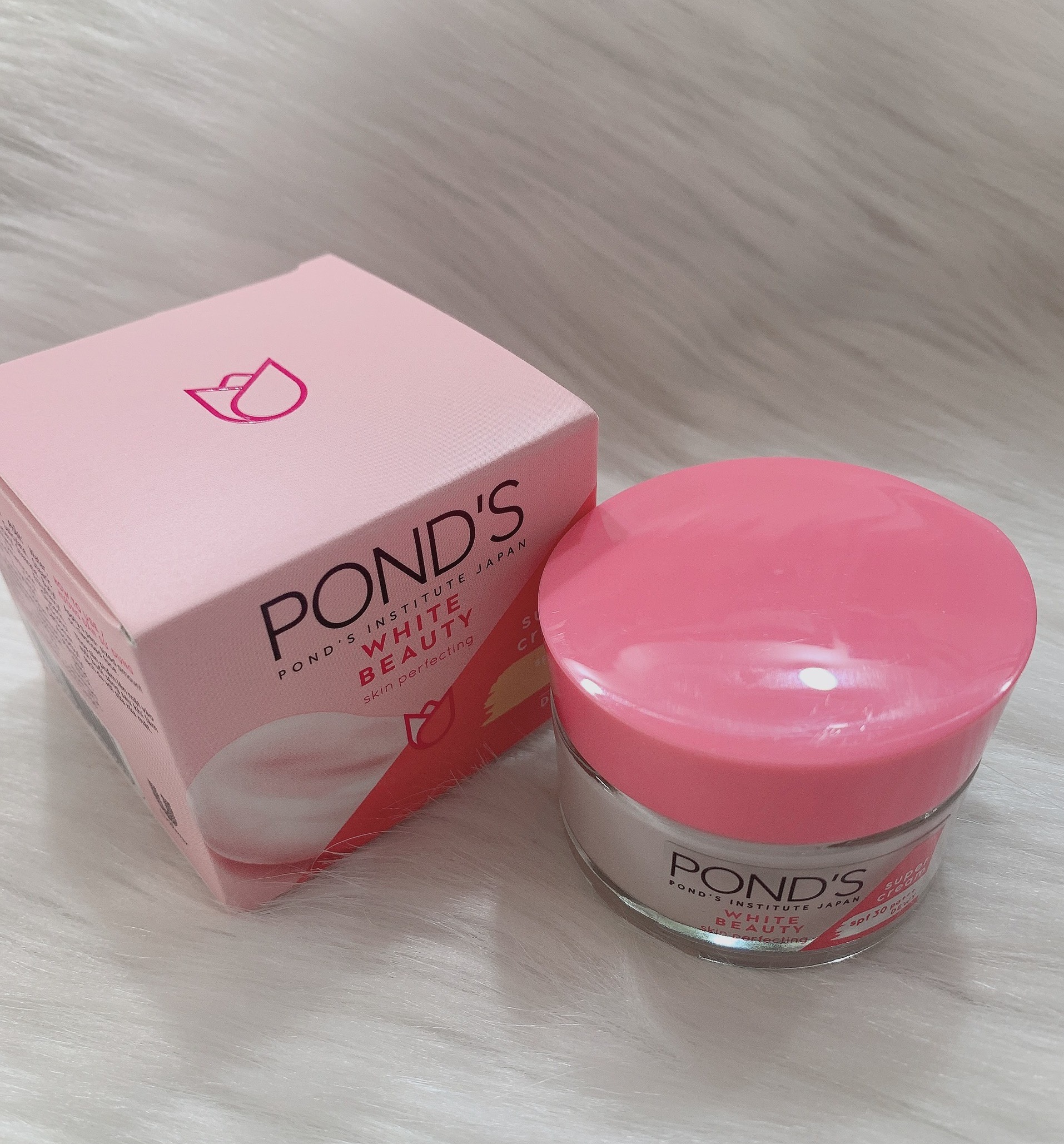 Kem Dưỡng Trắng Da Ponds White Beauty Day Hộp 30gr