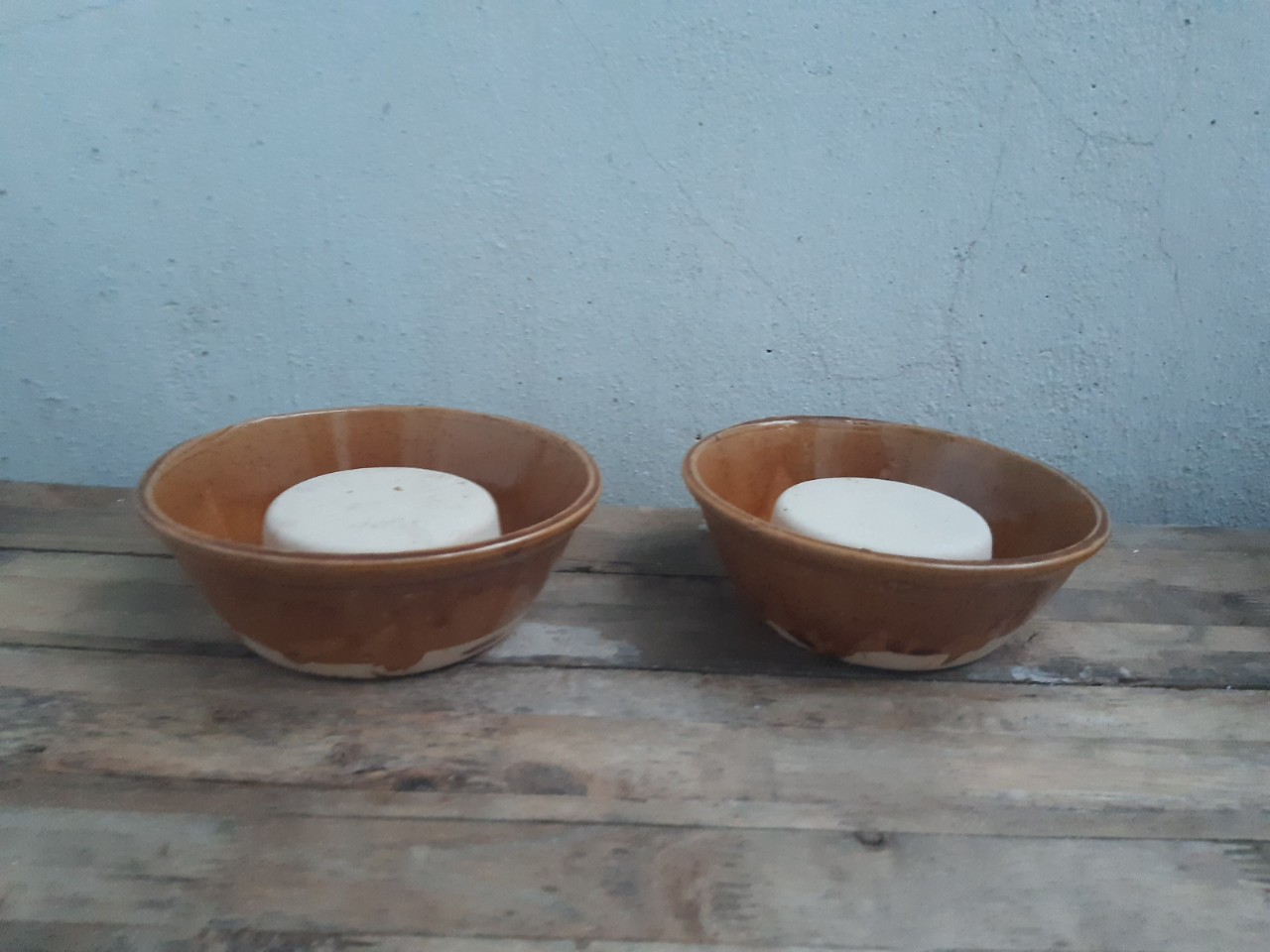 Chén kê chân tủ 4 chén