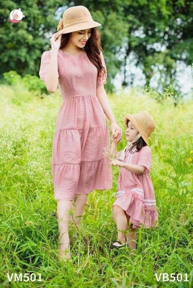ĐẦM MẸ BÉ ĐI DU LỊCH VẢI ORGANZA ( GIÁ LẺ VÁY MẸ )