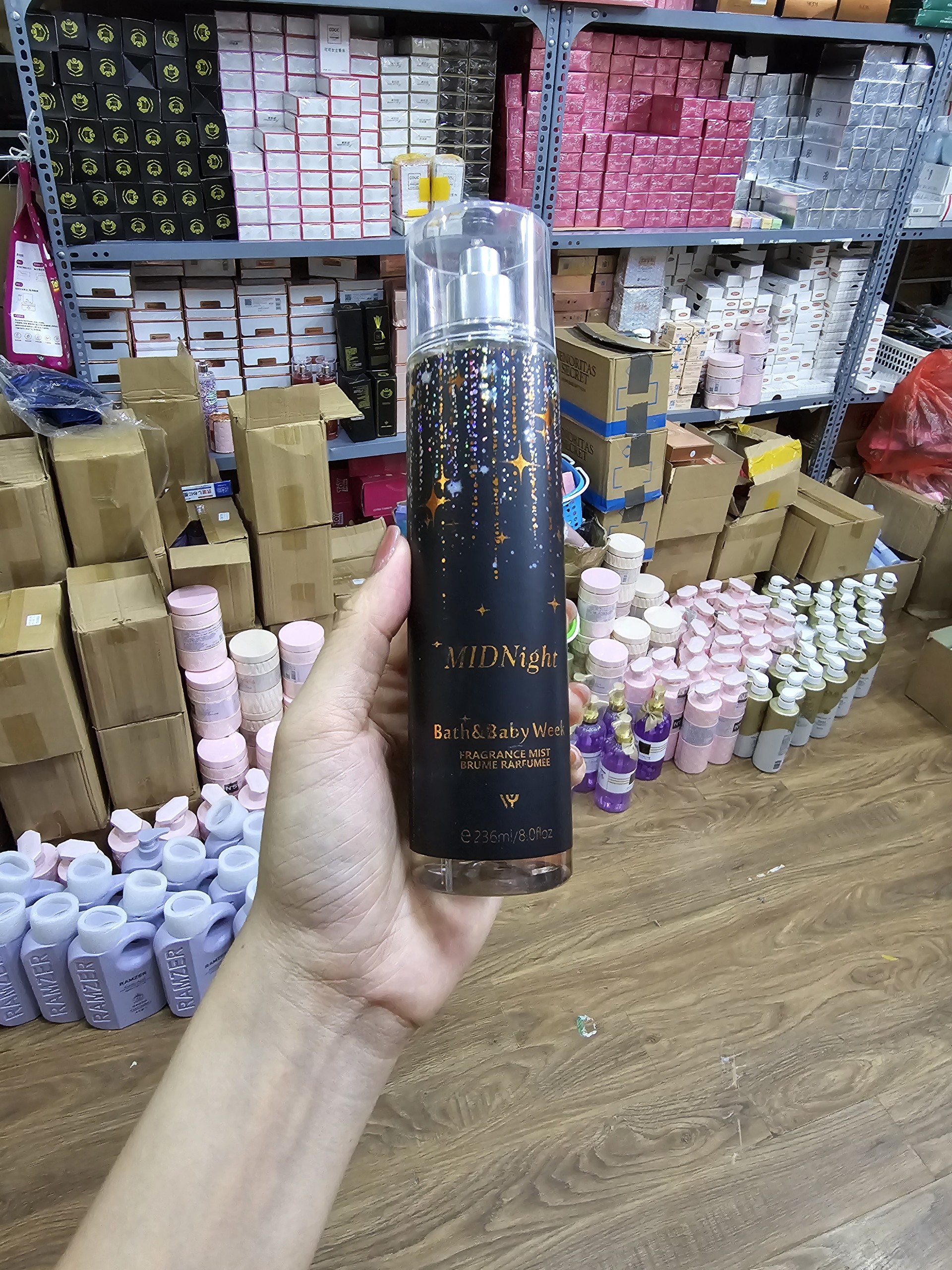 Body mist Xịt thơm toàn thân  236ml 002 into/ mid night