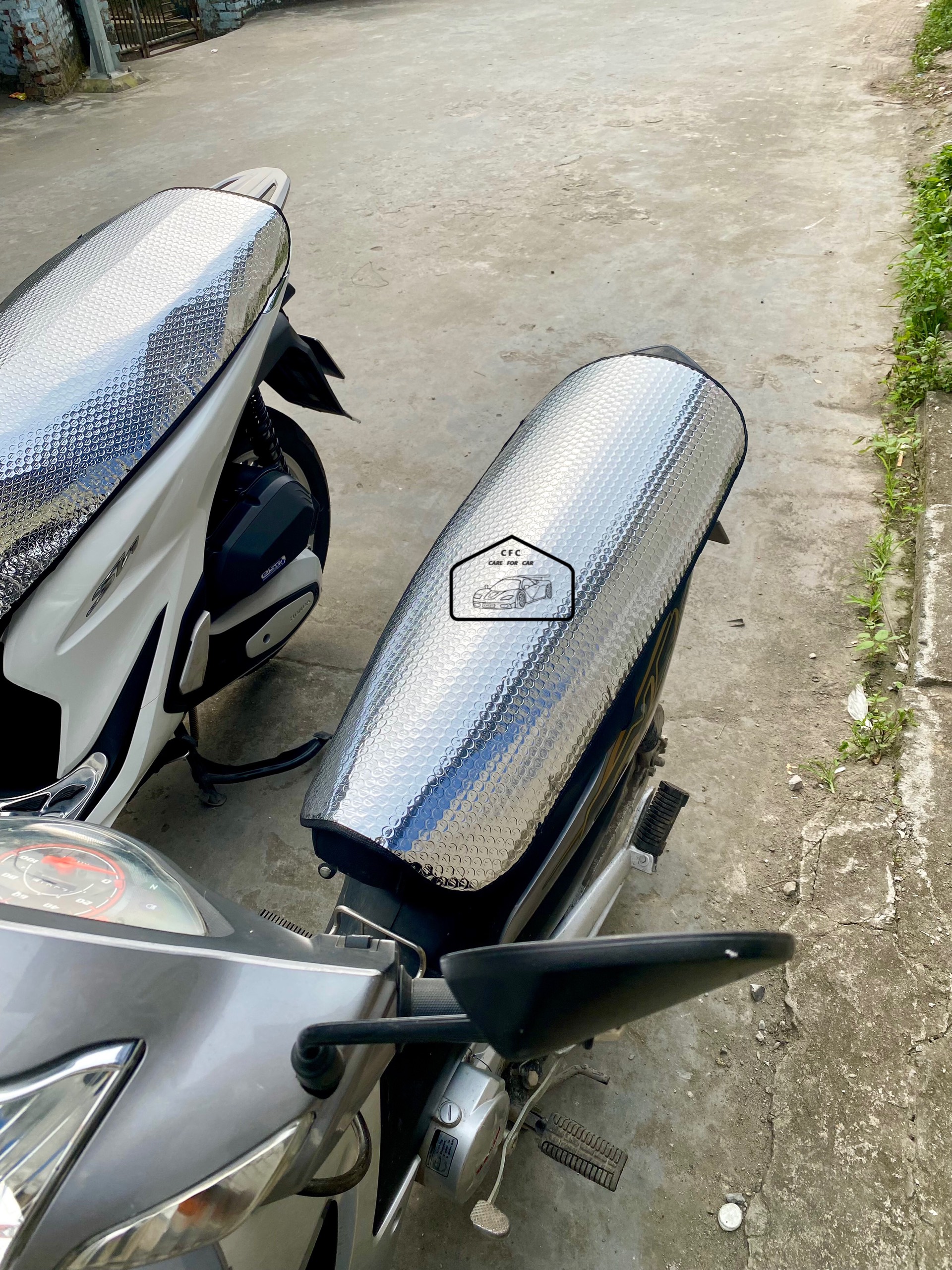 Tấm che nắng yên xe máy