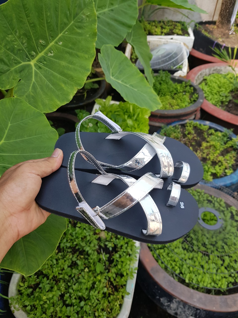 Xăng đan nữ A24 bạc đế đen