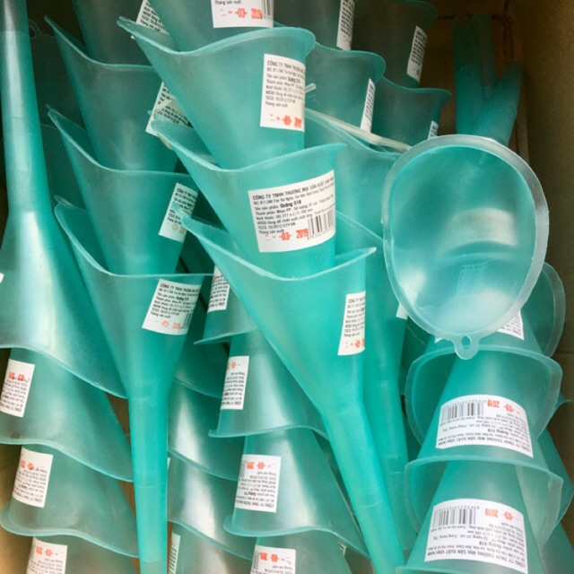 Quặng (Phễu) Vinh Nam Dùng Đổ Nhớt Cho Xe Máy, Loại Tốt Nhựa Dẻo, Trong Khó Gãy, Sản Xuất Tại Việt Nam