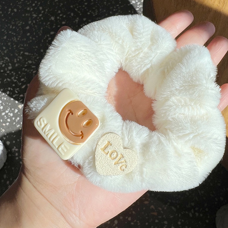 Buộc tóc lông gấu nâu phong cách Hàn Quốc
