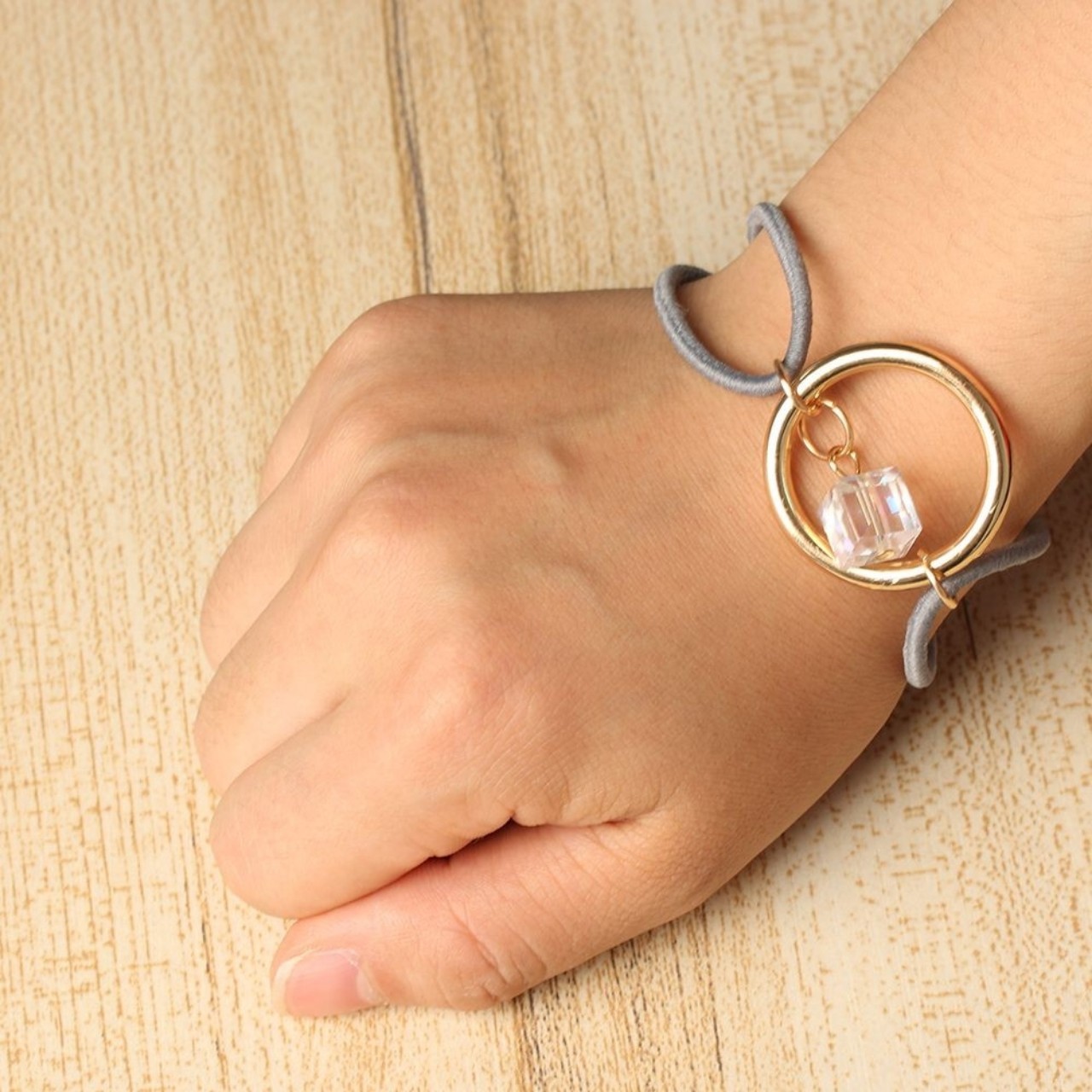 CỘT TÓC TRÒN CÓ THỂ LÀM PHỤ KIỆN ĐEO TAY
