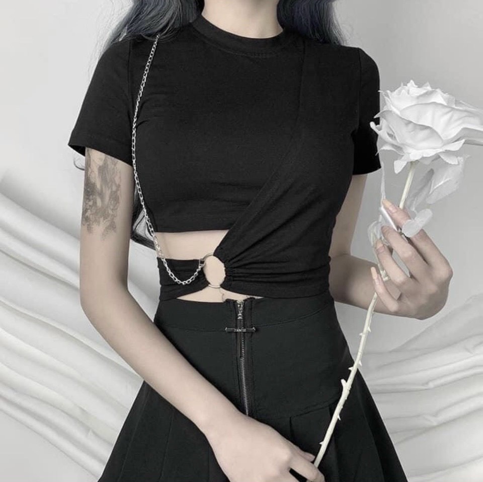 Áo thun croptop phối xích và khoen eo đọc đáo hai màu sang chảnh