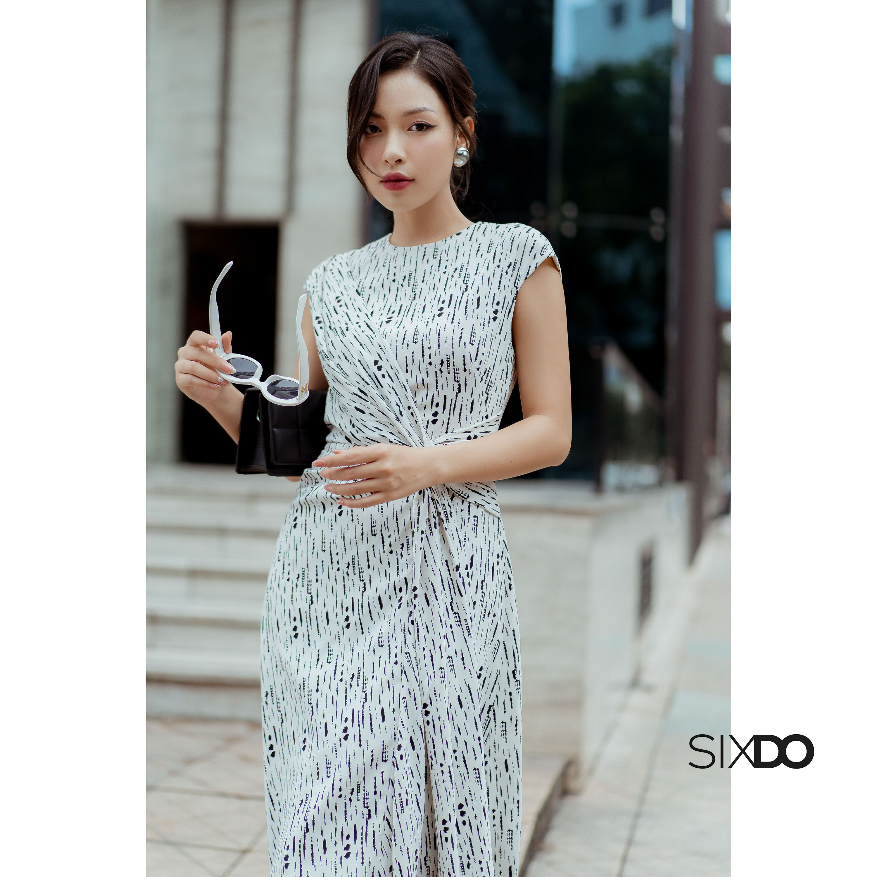 Đầm lụa cổ tròn sát nách SIXDO (Light Cream Sleeveless Midi Silk Dress)
