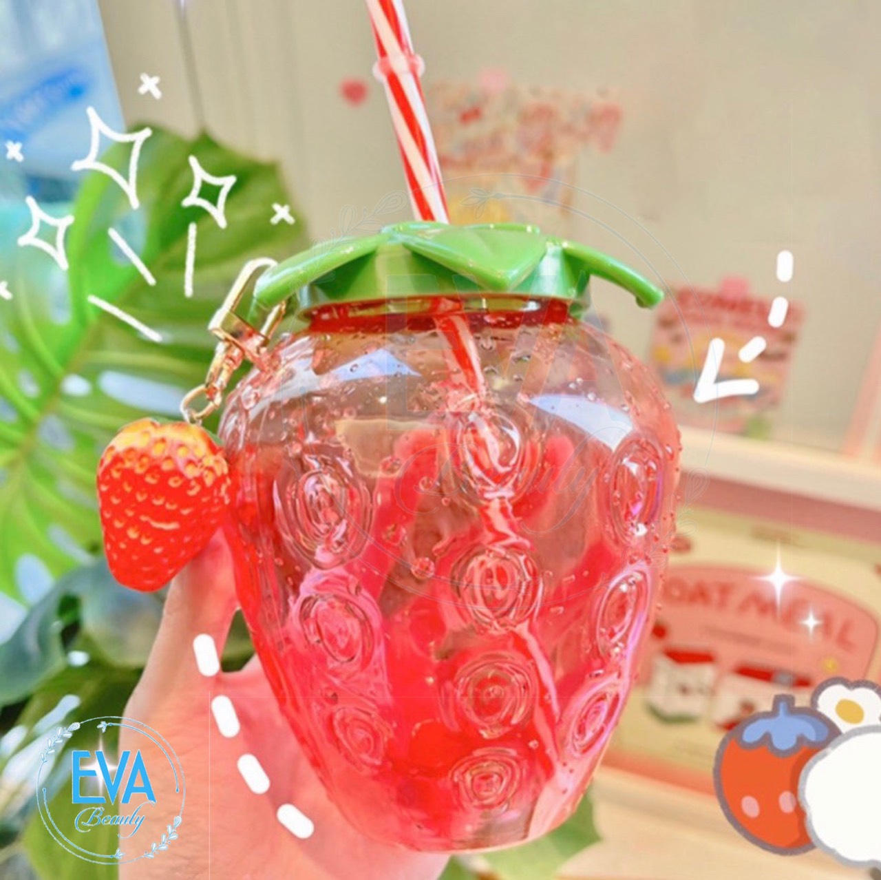 Bình đừng nước nhựa 500ml kiểu dáng quả dâu tây tặng kèm ống hút và mốc khóa trái dâu cute m3488