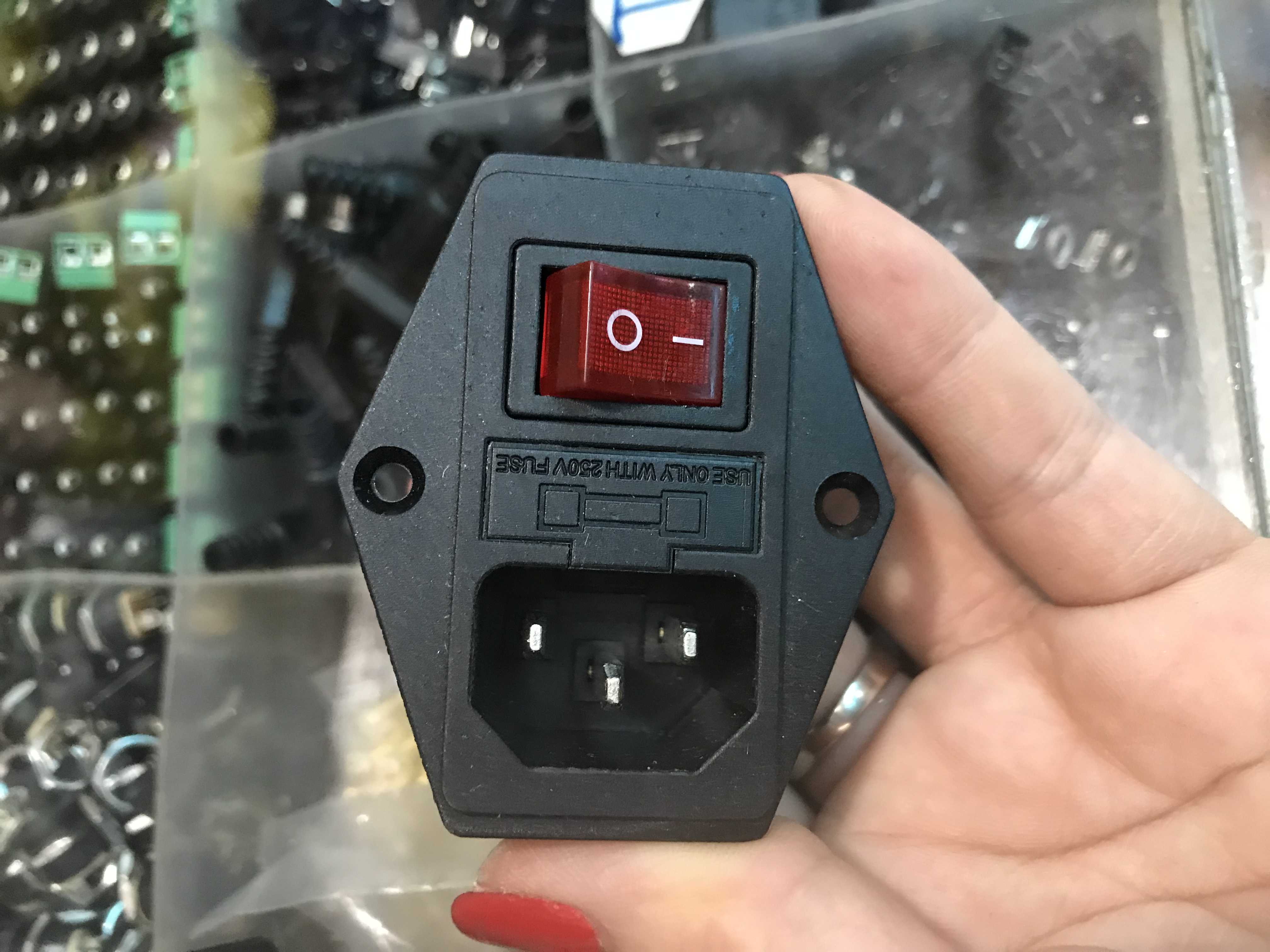 Ổ nguồn có công tắc kèm cầu chì - onguoncongtaccoch0