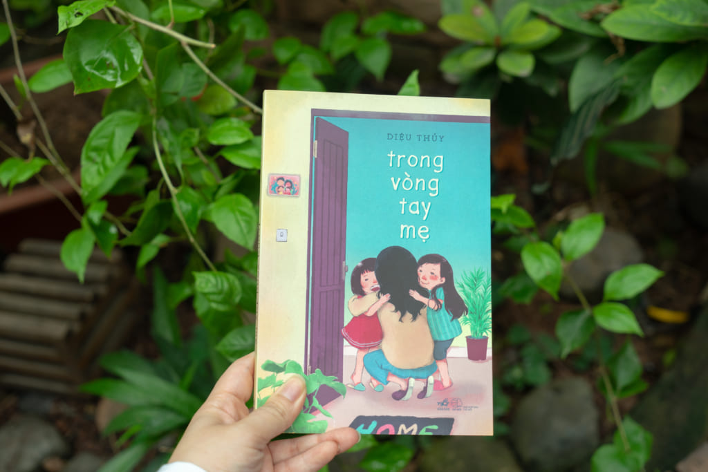 Sách - Trong vòng tay mẹ (Nhã Nam HCM)