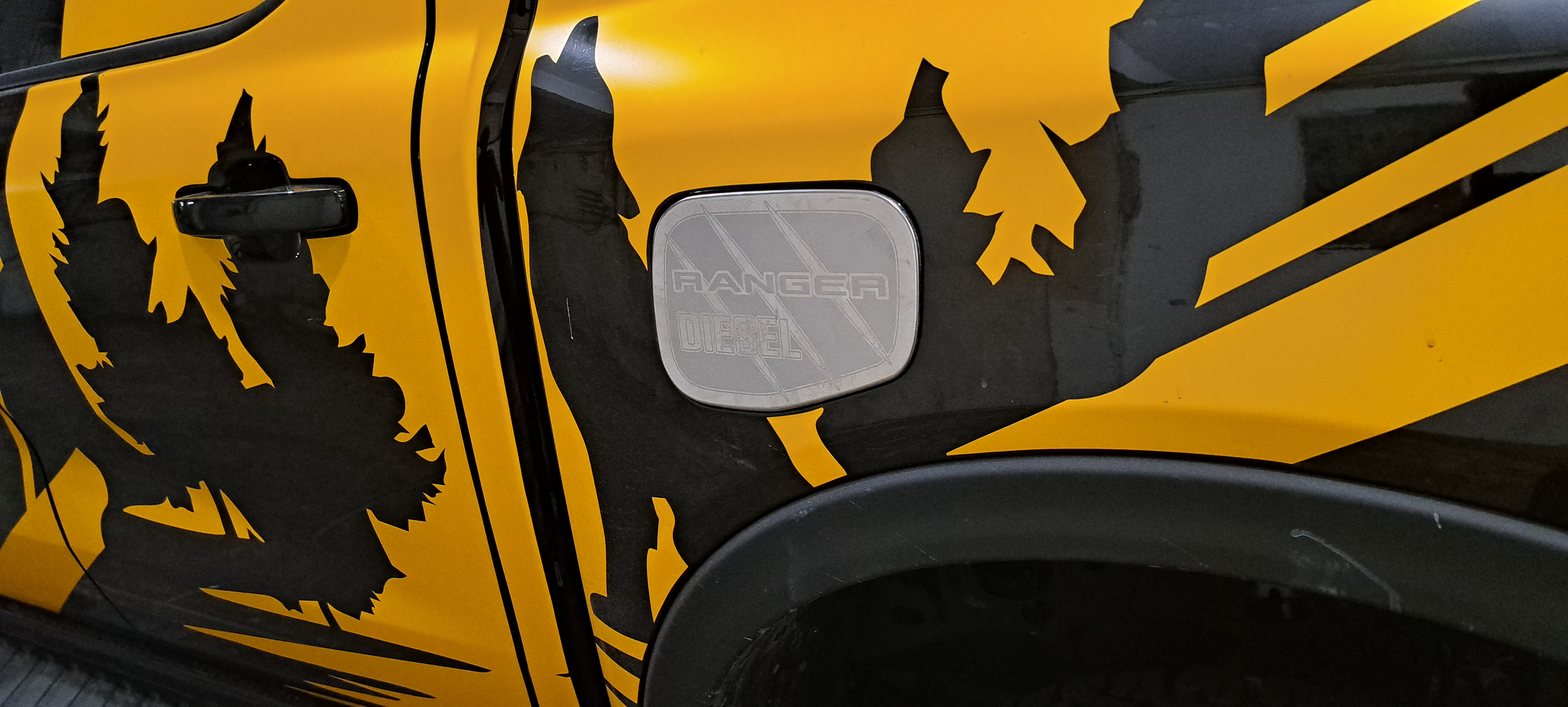 Ốp INOX nắp bình xăng FORD Ranger 2023
