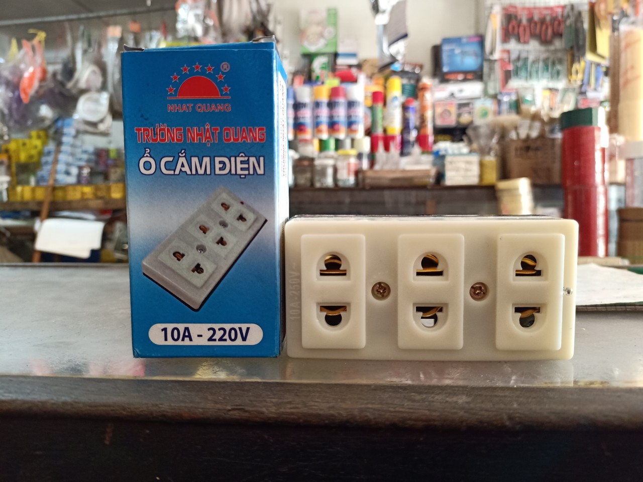 Ổ CẮM GẮN TƯỜNG TRƯỜNG NHẬT QUANG