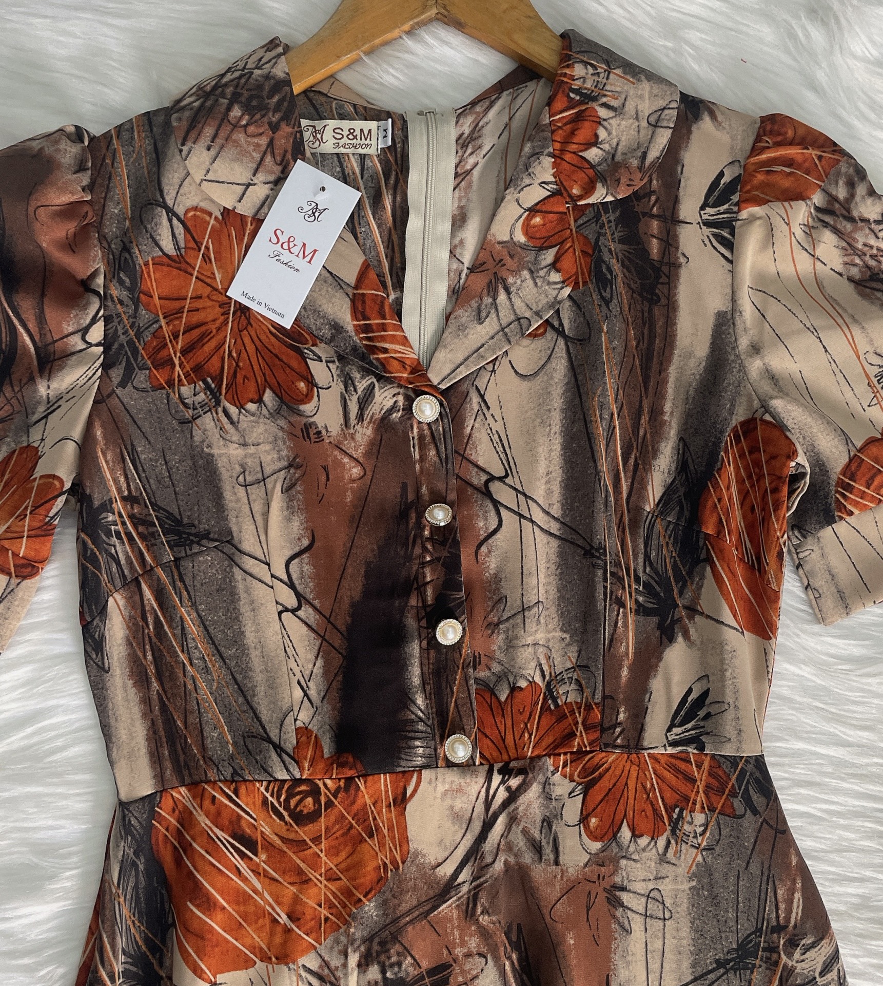 Đầm maxi họa tiết, form dài cổ sen, đính nút, tay phồng Misa - MS0301 (Hình thật shop chụp)