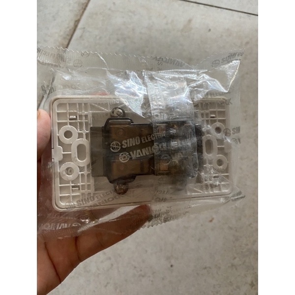 Ổ cắm 2 chấu Sino - 16A dòng S18