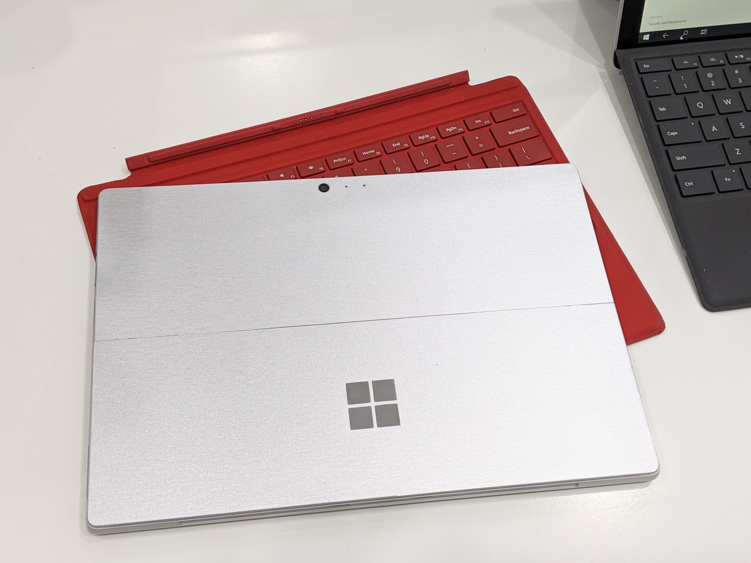 Máy tính bảng Microsoft Surface Pro 5 Nhập Khẩu Mỹ ( Surface Pro 2017 ) Win 10 Pro Kèm phím sạc chính hãng ,Core M3 4GB ram SSD 128GB màn hình 3K Tại Playmobile