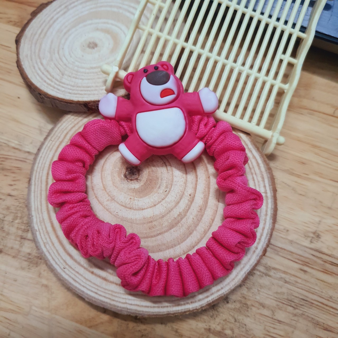 Cột tóc vải gấu dâu scrunchies gấu losto dễ thương cho bạn gái phong cách Hàn Quốc - Selenshop