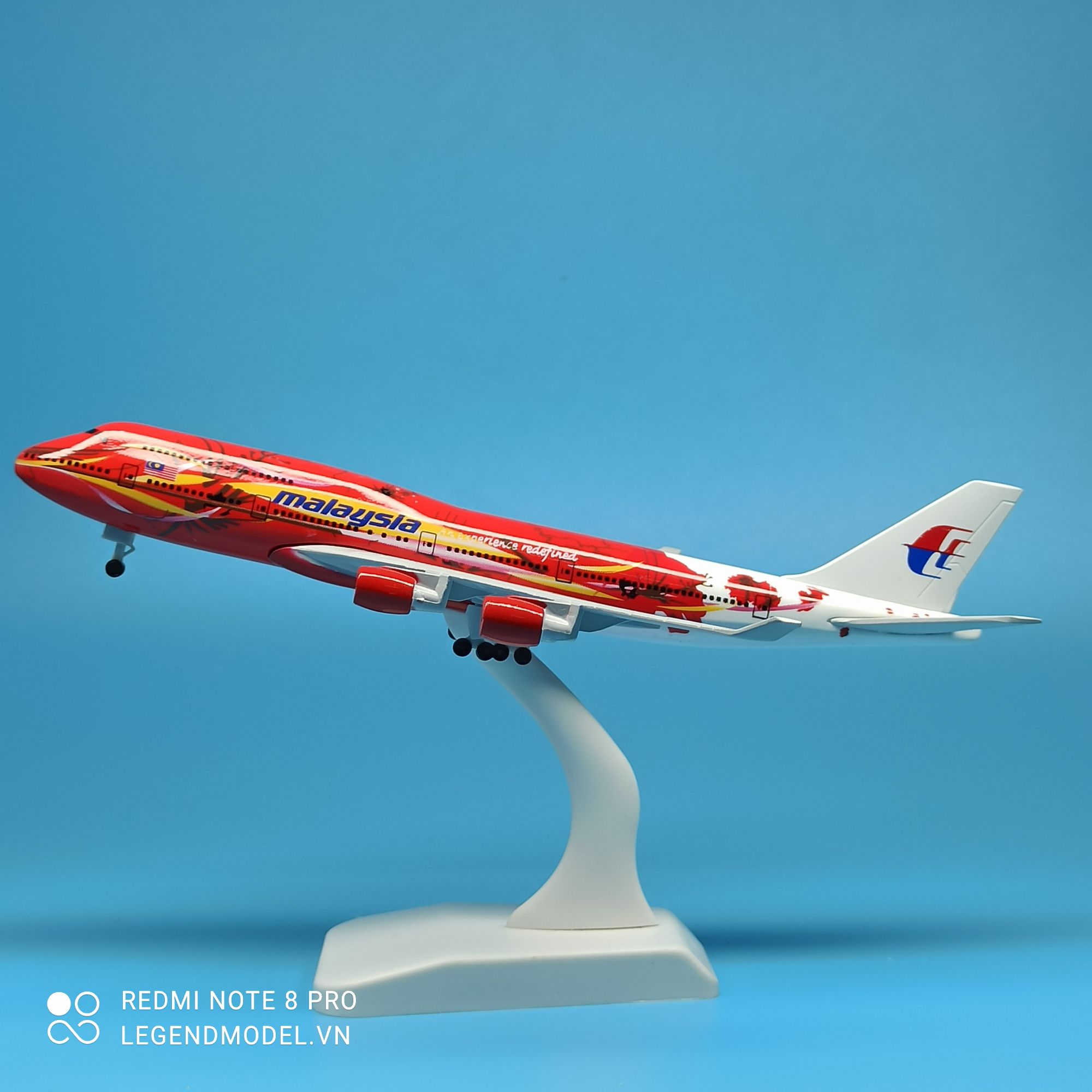 Mô hình máy bay Malaysia Airlines 20cm chất liệu kim loại bền đẹp
