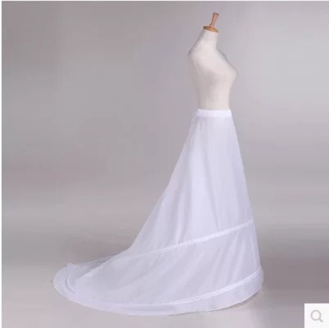 Tùng mặc trong váy cô dâu đuôi dài Giangpkc