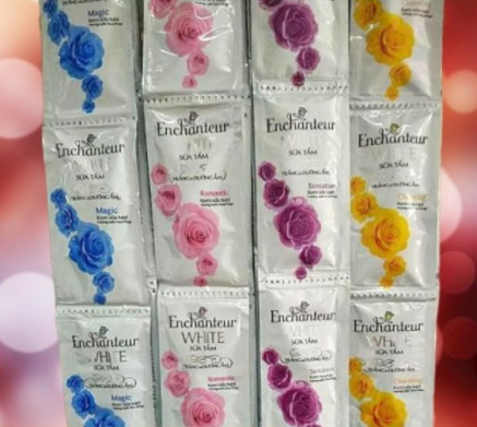 Dây sữa tắm Enchanteur đủ mùi.