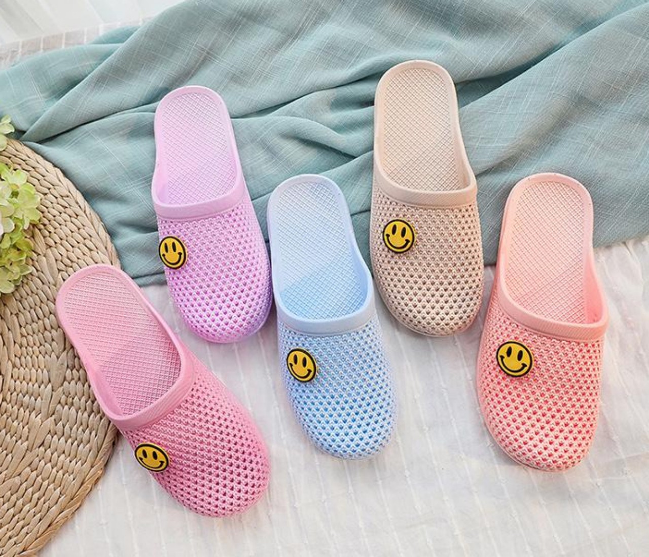 Dép sục hình mặt cười