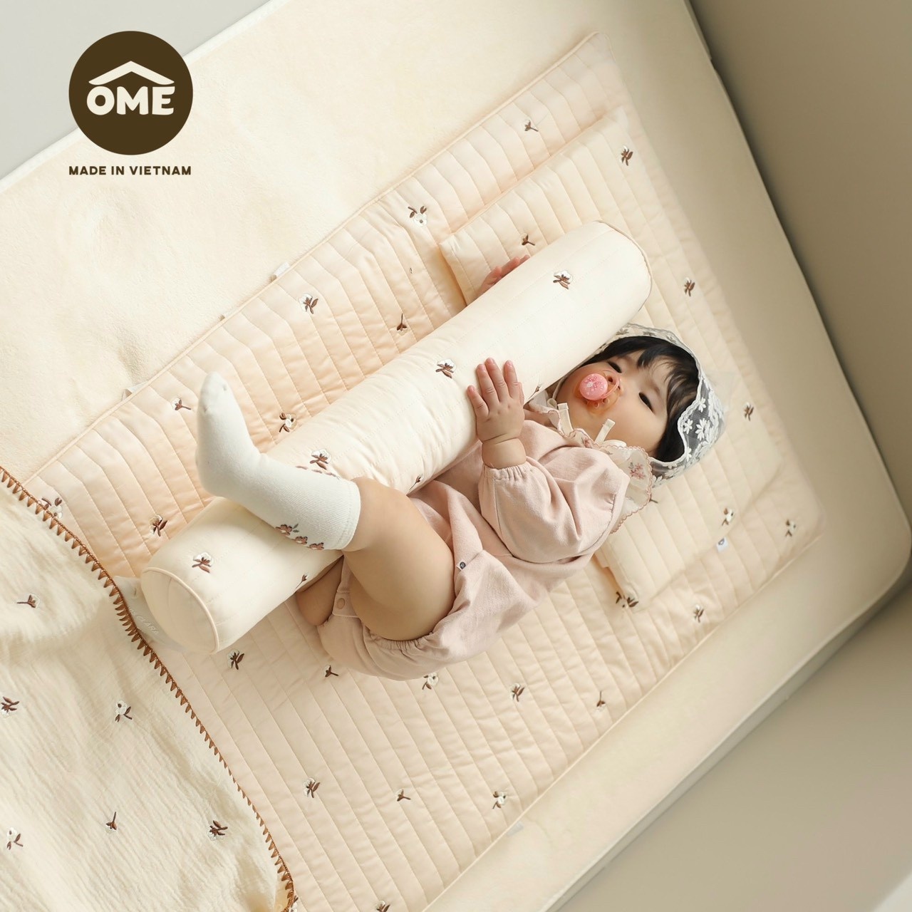 Gối ôm họa tiết thêu OME