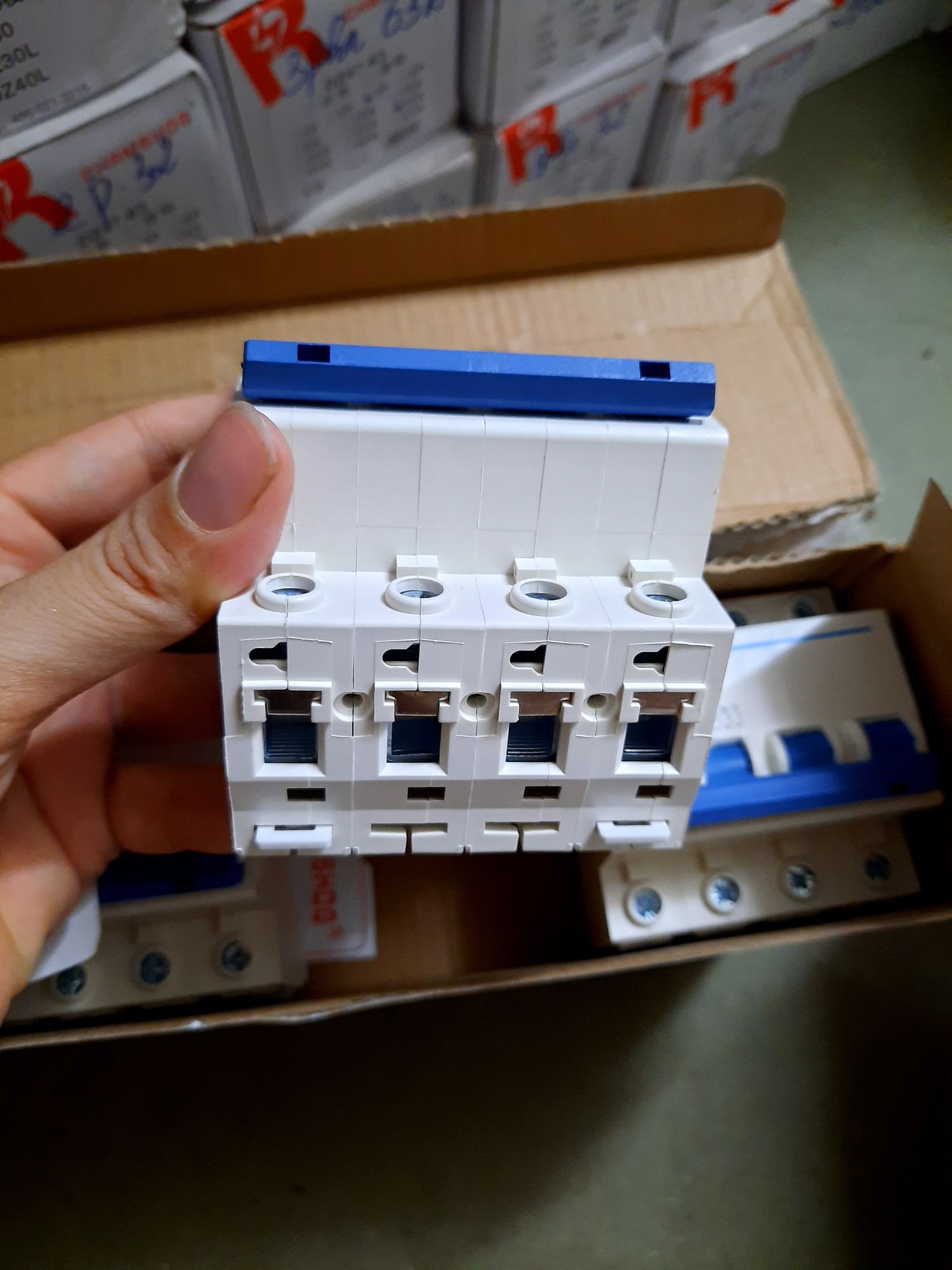 Aptomat DZ247 - 4 Pha 600A - Giá 1 Cái