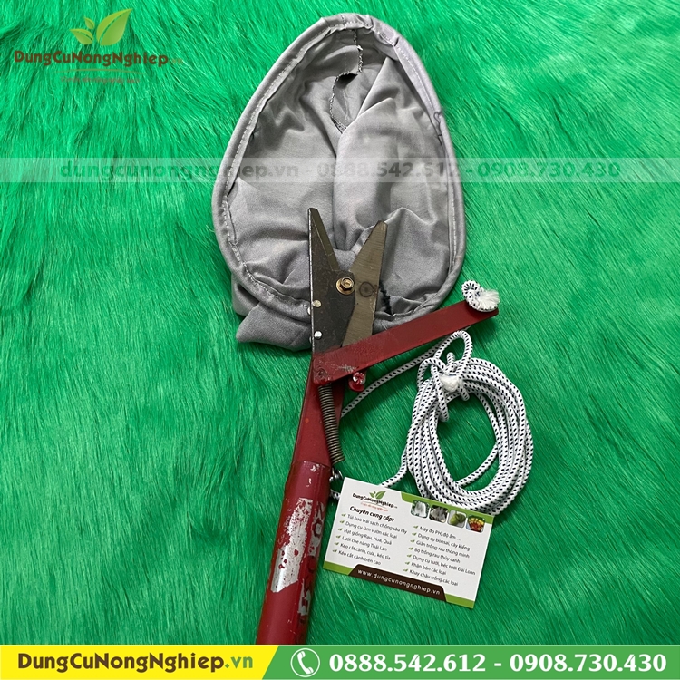 Lồng hái trái trên cao có dây giật
