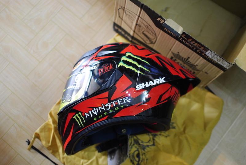 Mũ Royal M138b lên tem Shark Đỏ đen và đuôi gió Shark