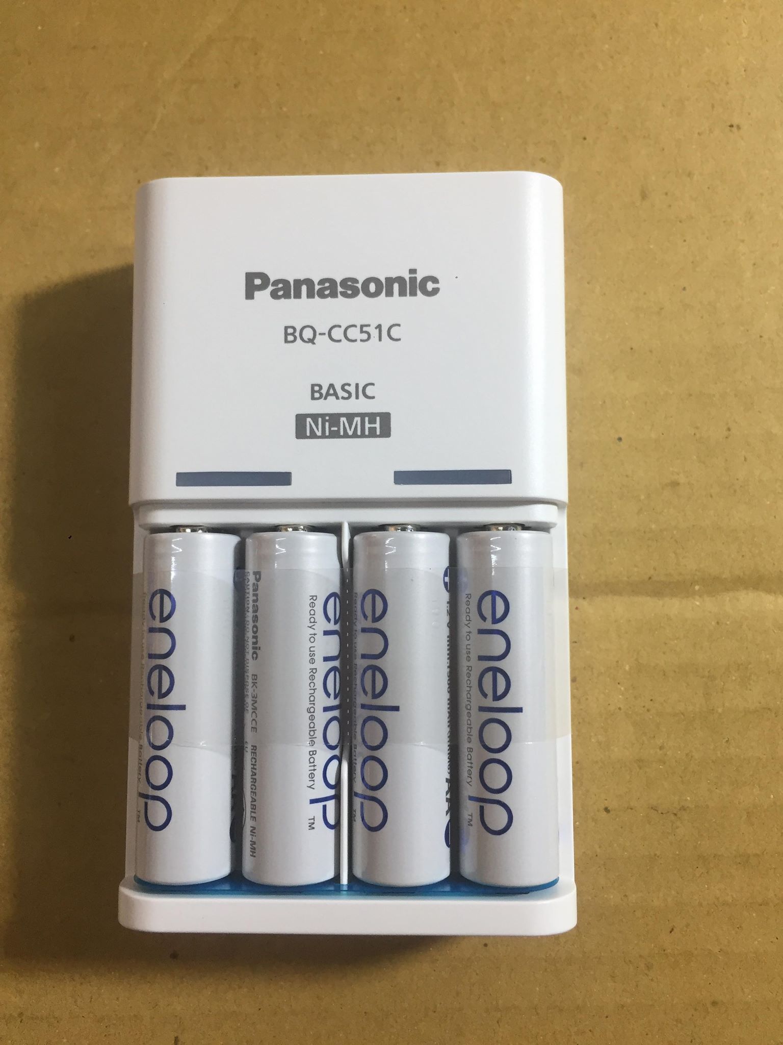 Bộ sạc kèm 4 pin AA Panasonic Eneloop 1900mAh BQ-CC51C Basic (Trắng)