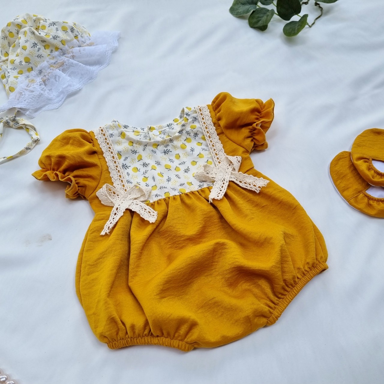 Bodysuit lụa vàng cho bé gái full sét 3 món size ss-13kg