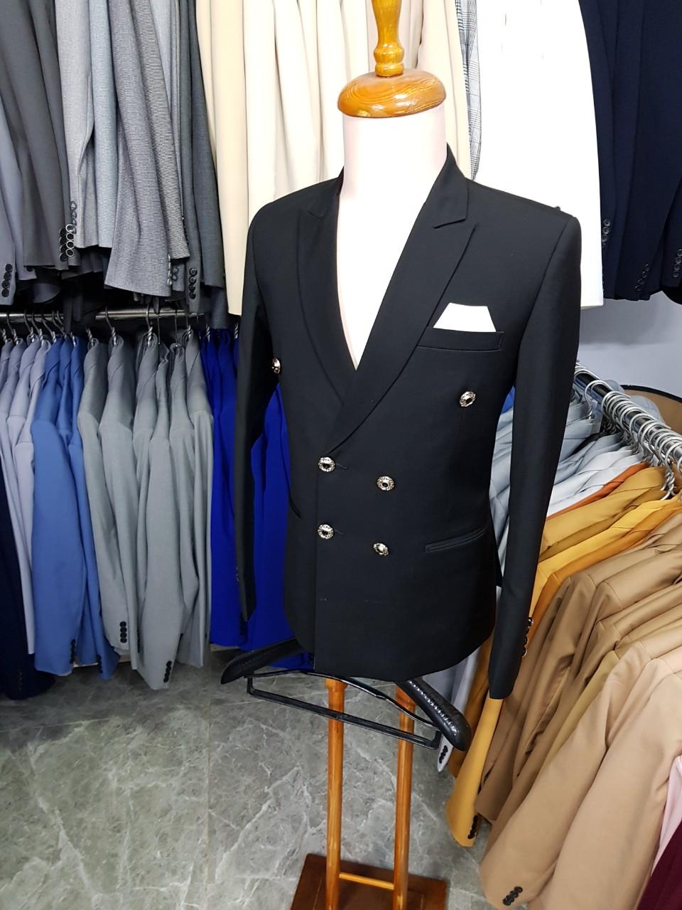 Áo vest nam màu đen kiểu 6 nút phong cách