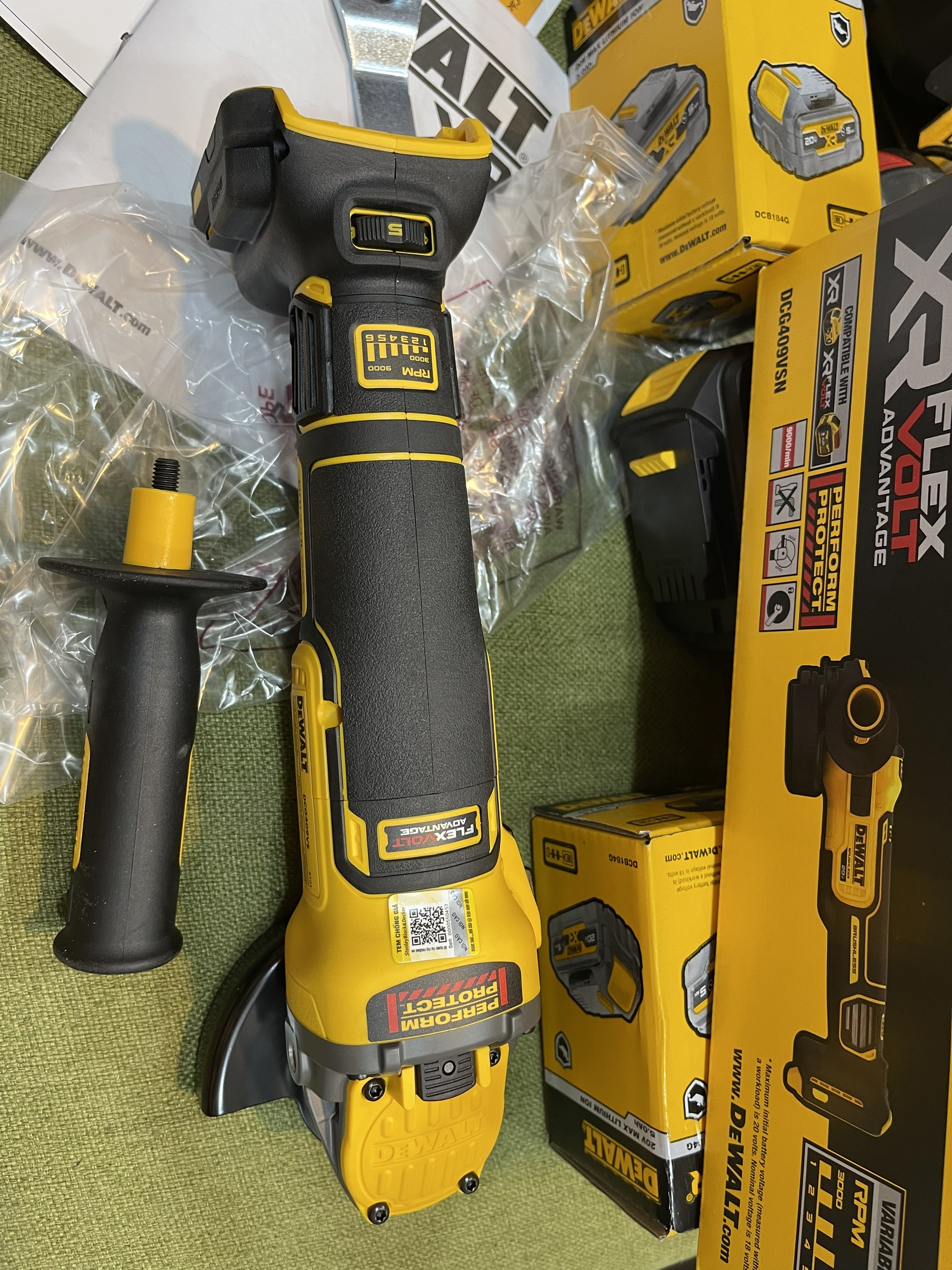 máy mài pin DeWALT DCG409VSN-B1 (100mm điều tốc)