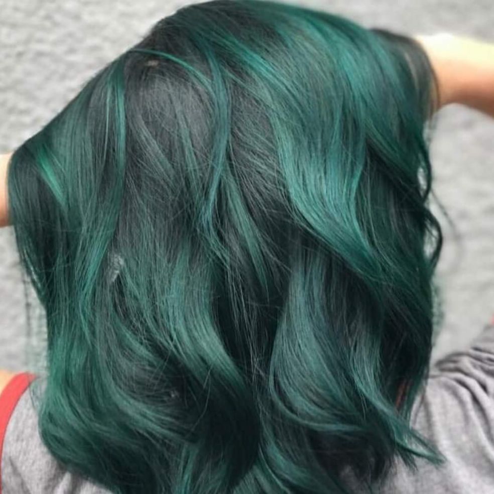 Thuốc nhuộm tóc màu xanh rêu không tẩy sẽ khiến bạn nổi bật giữa đám đông. Không chỉ giữ nguyên màu sắc bền đẹp trên tóc, sản phẩm còn lành tính và không gây hại cho da đầu. Hãy đến với chúng tôi để trải nghiệm cảm giác thú vị của việc thay đổi diện mạo.