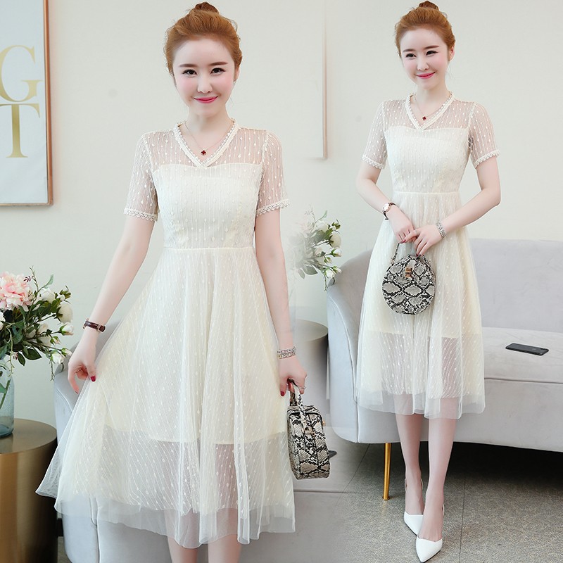 Váy ren cổ V