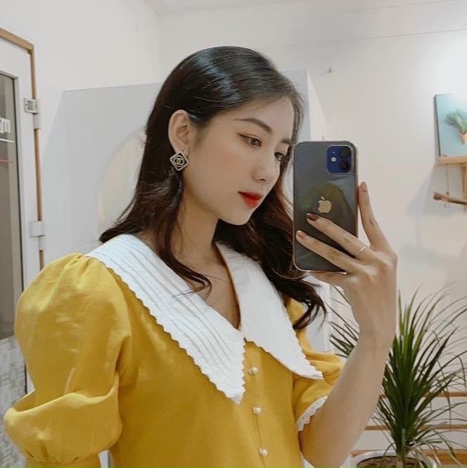 Đầm suông vàng phối trắng viền ren