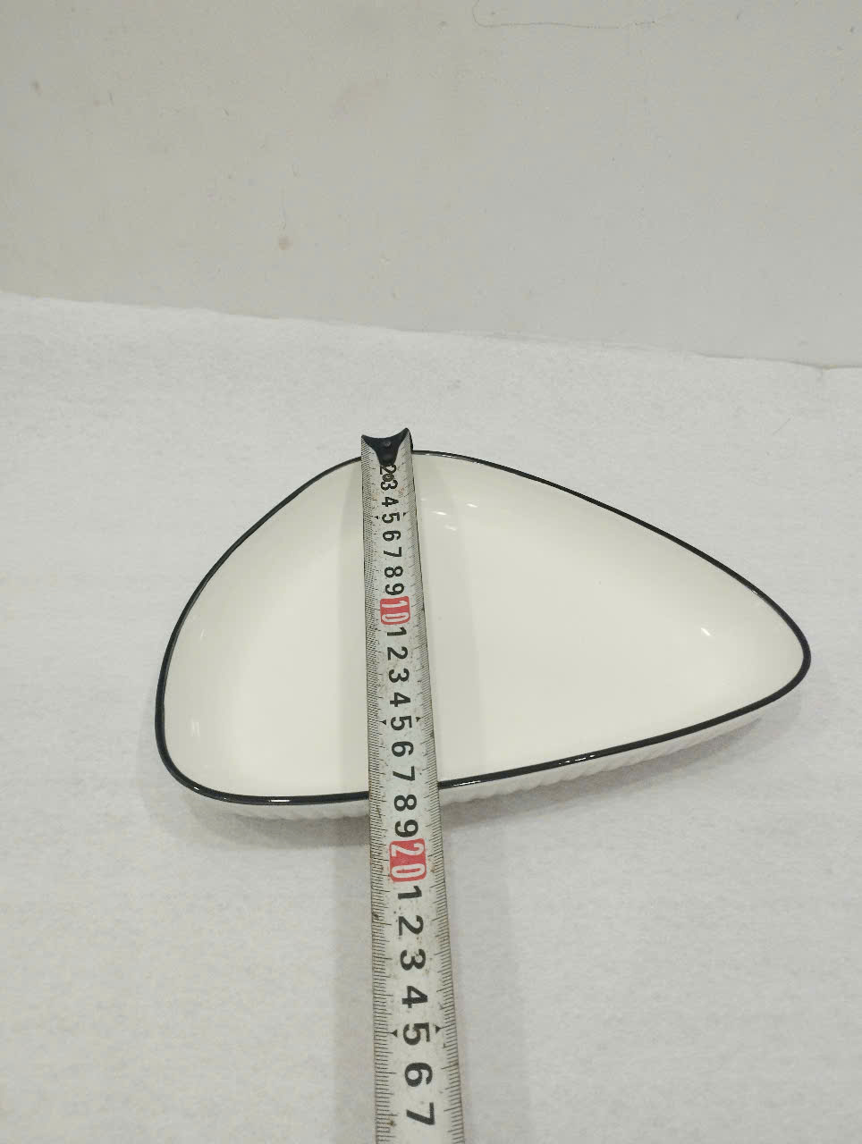 dĩa sứ trắng sọc viền hình tam giác 24 x 18 x 3.7cm