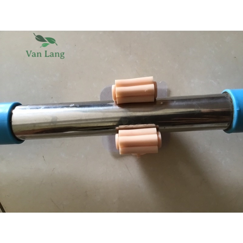 Kẹp chổi dán tường chắc chắn tiện dụng