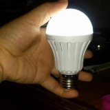 Bộ 1 bóng đèn Led Bulb tích điện thông minh SmartCharge 12W ánh sáng trắng (Trắng)