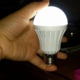 Bóng đèn cảm ứng cầm tay tích điện 15w (trắng)