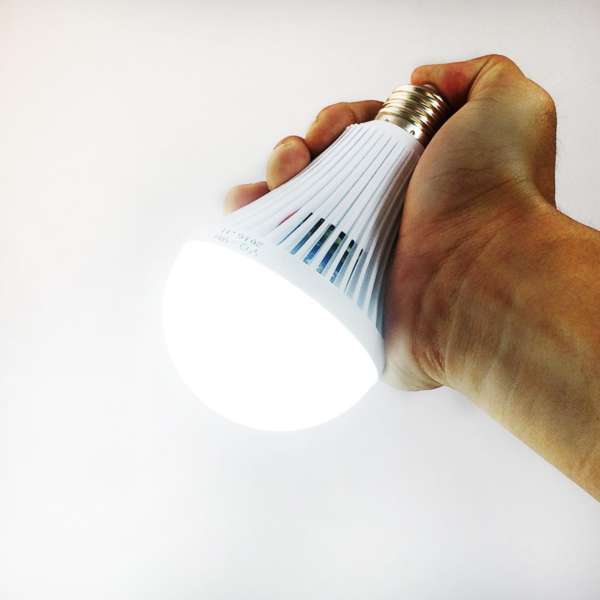 Bóng đèn Led tích điện thông minh Smartcharge 12W sáng trắng