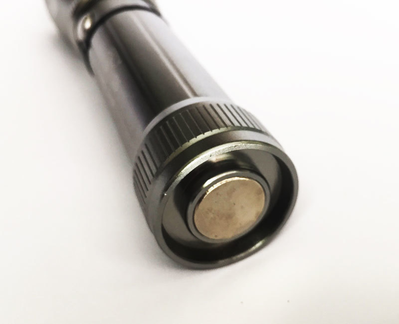 Đèn pin Shark Cree Zoom SS-8062 (Trắng)