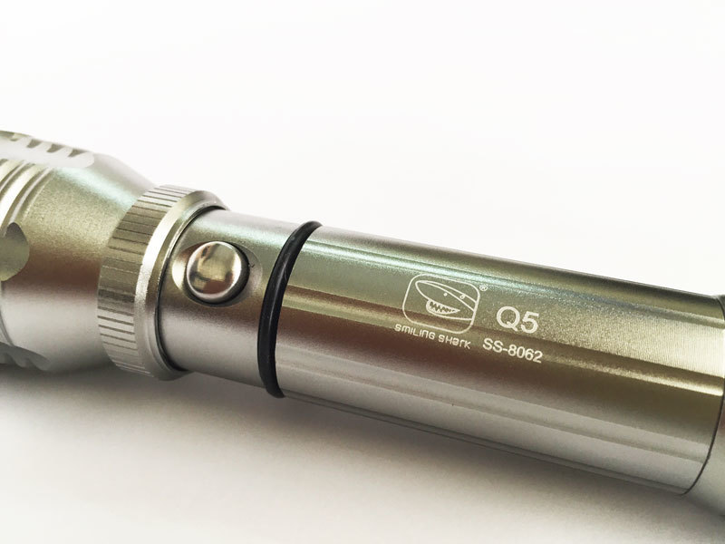 Đèn pin Shark Cree Zoom SS-8062 (Trắng)