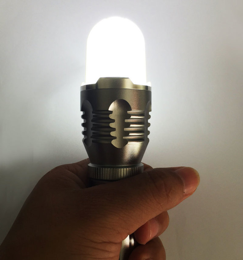 Đèn pin Shark Cree Zoom SS-8062 (Trắng)