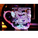 Ly rồng thần kỳ đổ nước vào sáng đèn có quai cầm