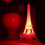 Mô hình tháp Eiffel đổi 7 màu