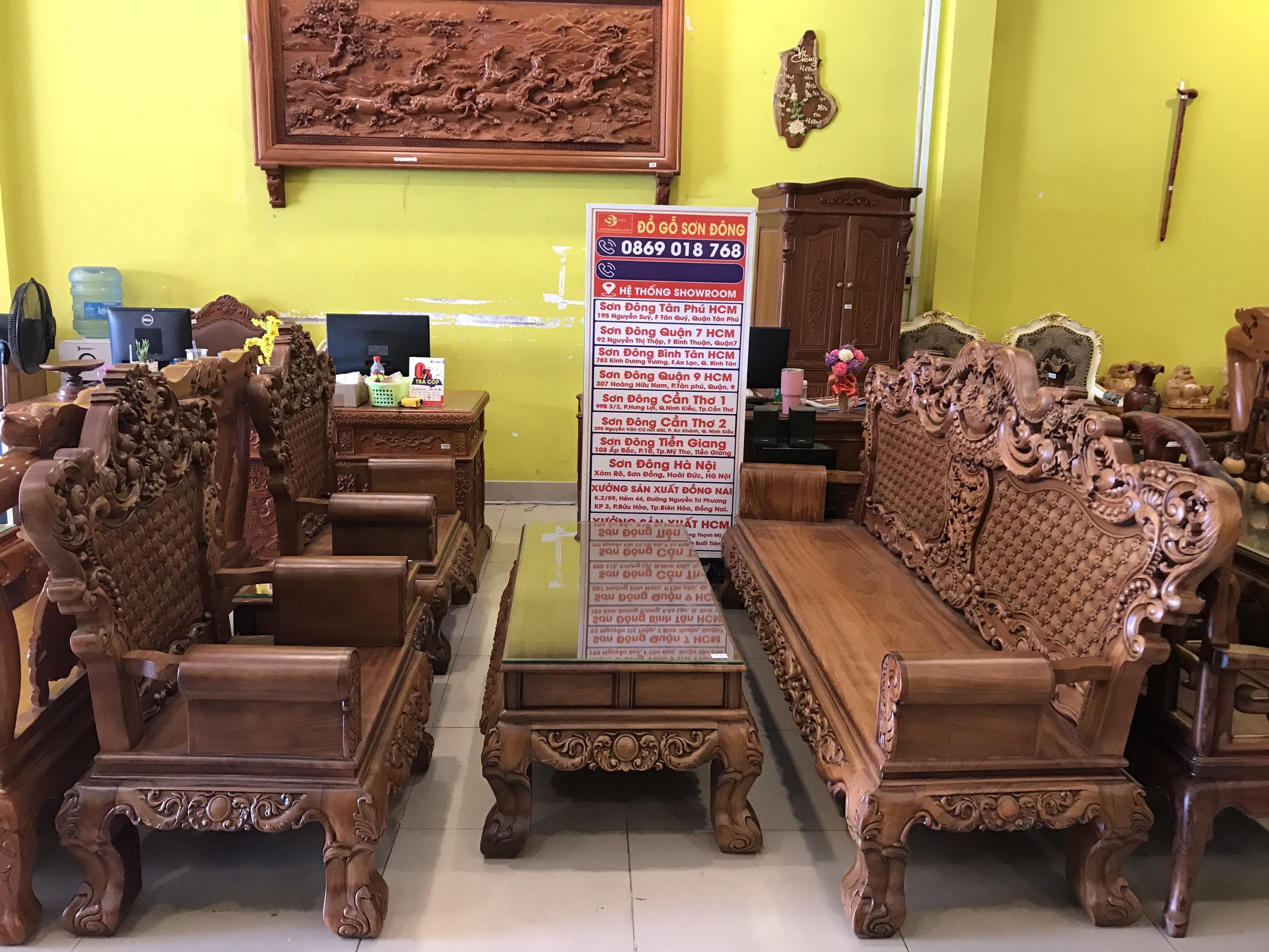 Sản phẩm bộ bàn ghế hoàng gia gỗ đỏ màu cổ điển đang trở thành lựa chọn hàng đầu của các gia đình muốn tạo nên một không gian sang trọng, cổ điển cho phòng khách của mình. Với chất liệu gỗ đỏ cao cấp, sản phẩm mang lại sự cứng cáp, bền vững và đẳng cấp cho không gian nội thất của bạn.